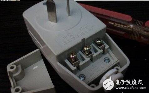 杭州小区泳池漏电！漏电保护插头会成为日后生活必用品吗？