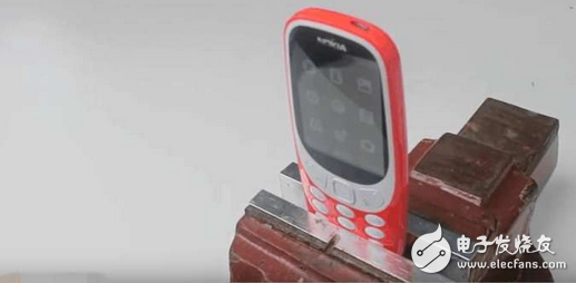 诺基亚“防弹手机”Nokia3310,是否真的防弹？又能否防住电锯切割！