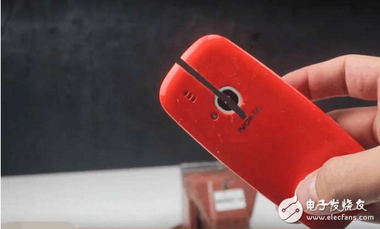 诺基亚“防弹手机”Nokia3310,是否真的防弹？又能否防住电锯切割！