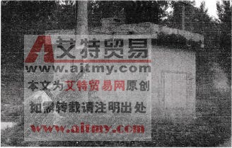 图9-7 变压器室旁的柴草和杂草是安全隐患