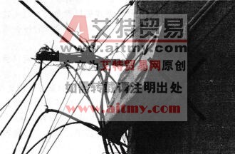 图9-8非专业电工（农民）私拉乱接电力线、盗开表箱后留下的安全隐患