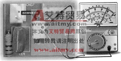 图3-46检测固态继电器②、⑧脚阻值