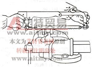 如何用手锯进行锯削