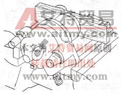 用压缩空气将活塞从制动钳壳体中吹出